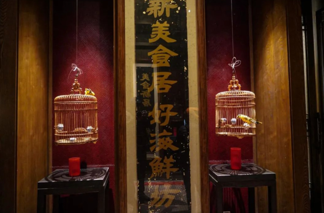 店里面存着一副对联,是1995年创立新荣记的时候用过的
