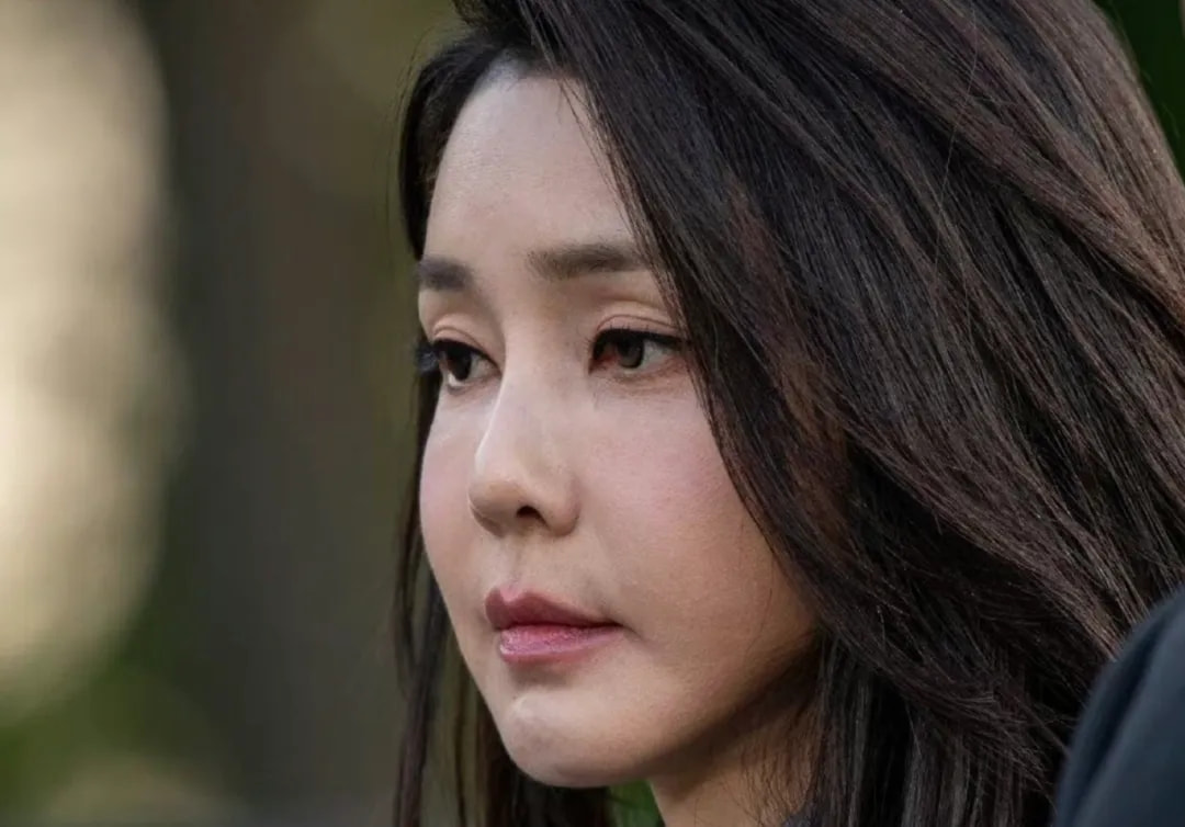 现任的尹总统有一个硅胶老婆，之所以这么叫是因为她的脸有很明显的过度整容痕迹