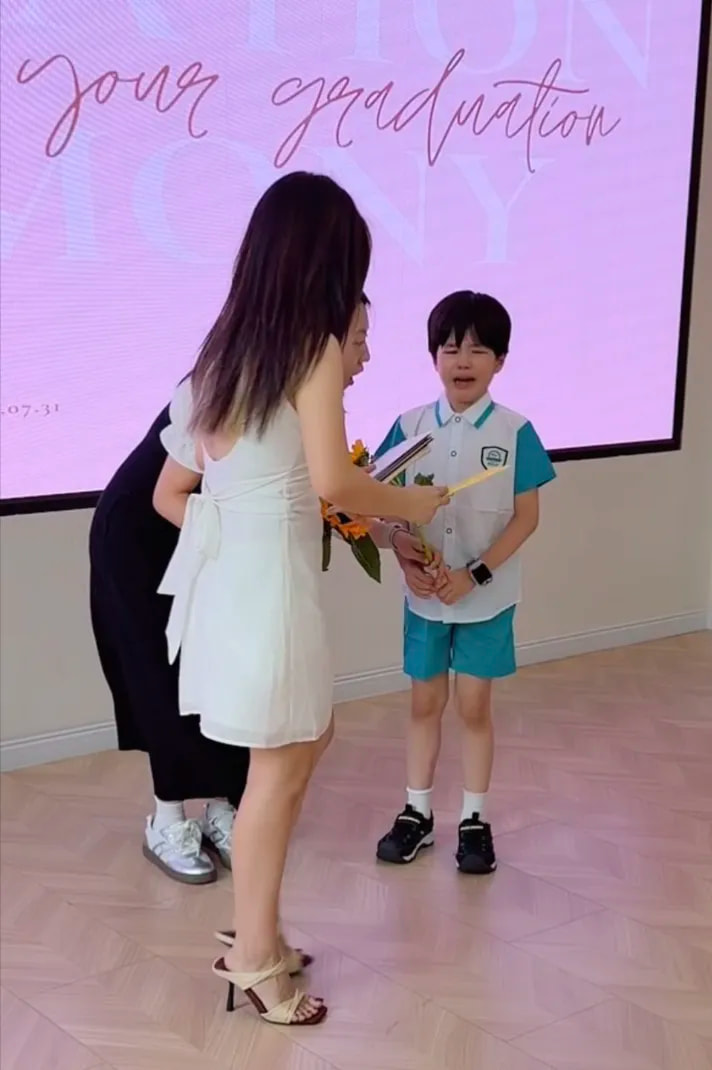 幼儿园毕业典礼表演结束的时候阿弟没绷住委屈，哇哇哇的哭了出来
